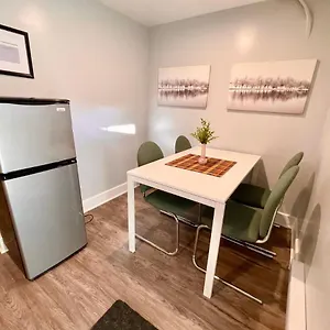 Newly Renovated Studio, Separate Entrance Montreal